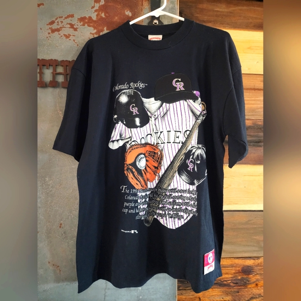 Vintage 90's Colorado Rockies t-shirt. XL